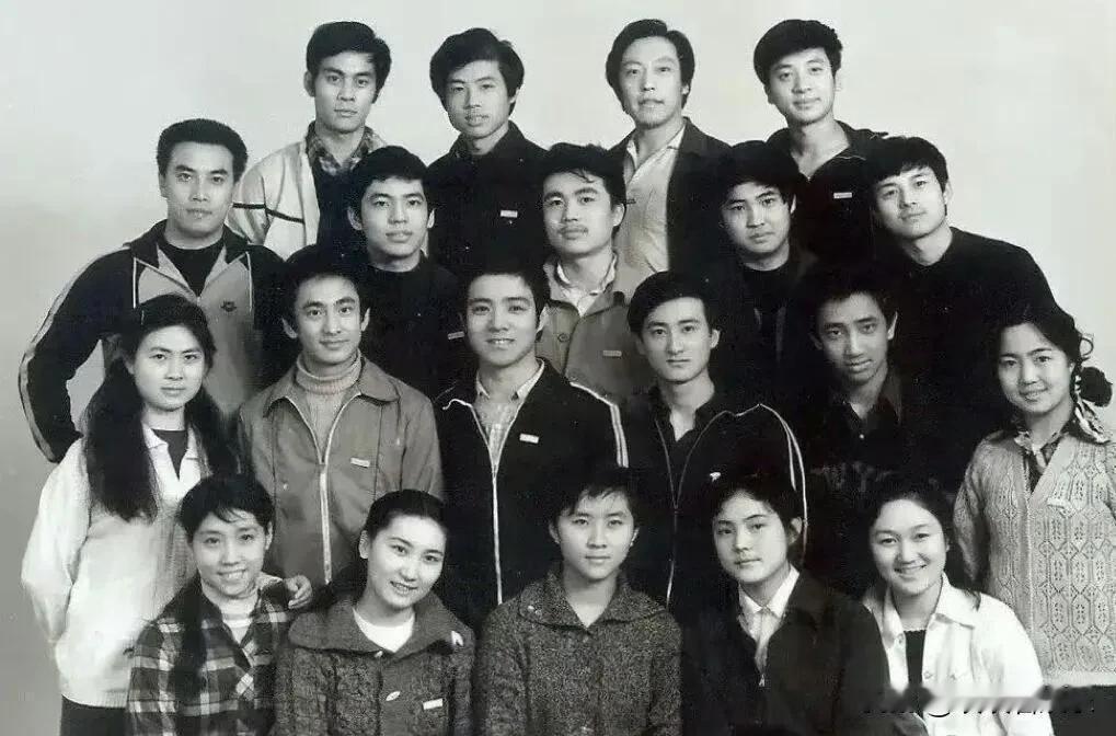 一张82年代明星大合影，只认出了后排的张光北icon和倪大红icon，男排三的两