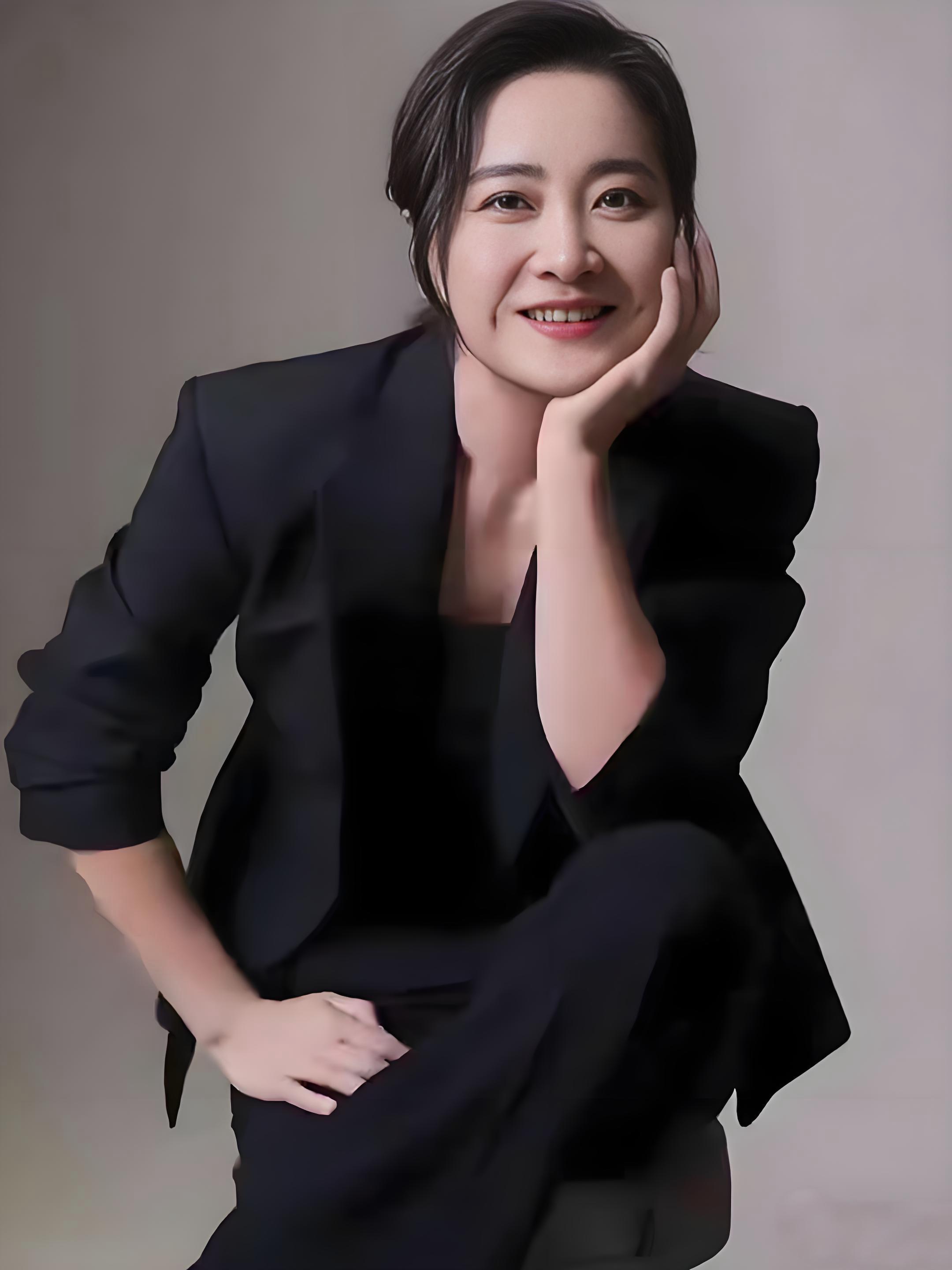 撕开贾玲的收入真相：54亿的《李焕英》，她只分到5000万。剩下的钱...