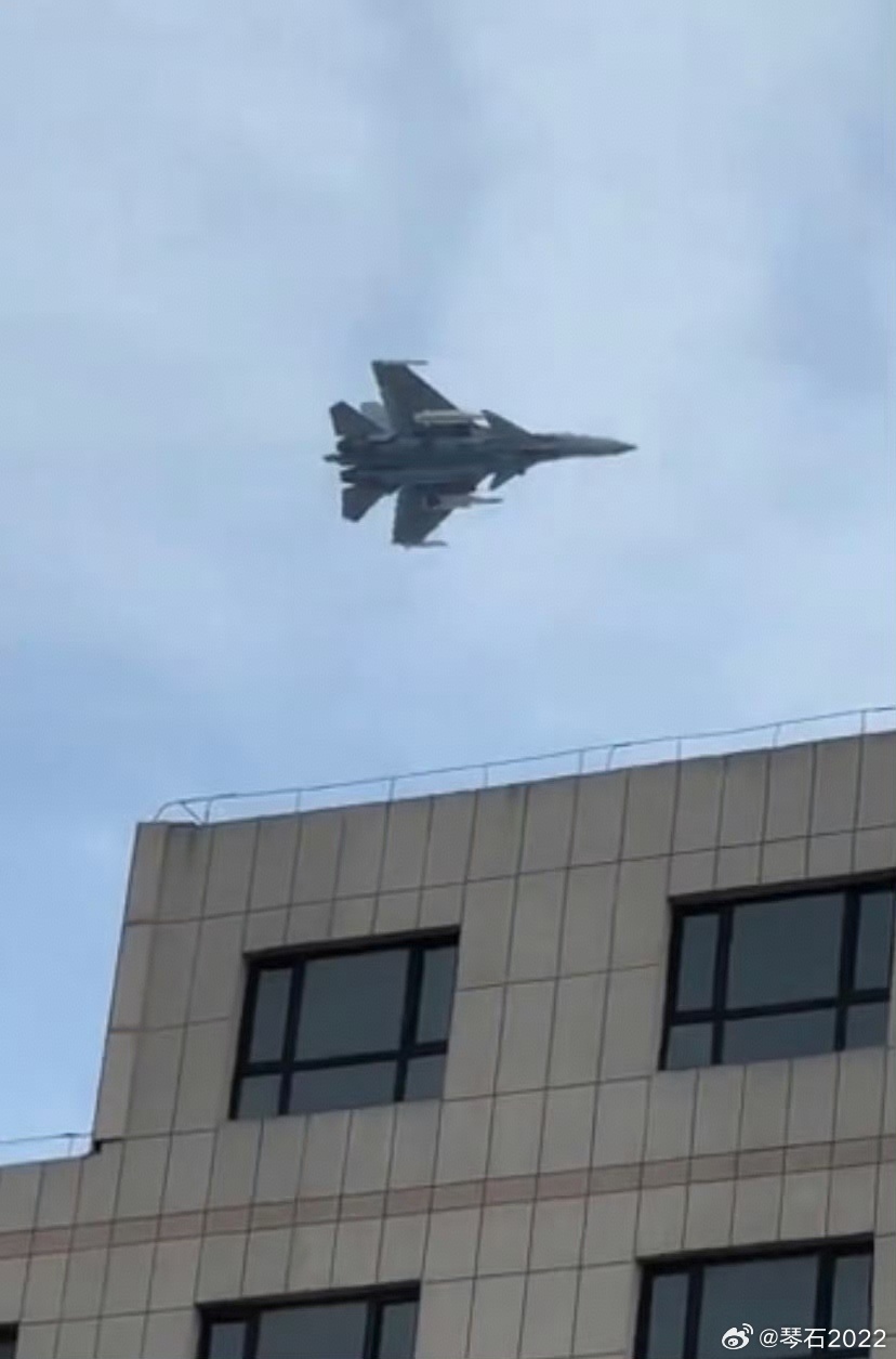 J15和YJ15飞鲨终于有称手的，符合其身份的杀手锏了。不过，看这大小，似乎每架