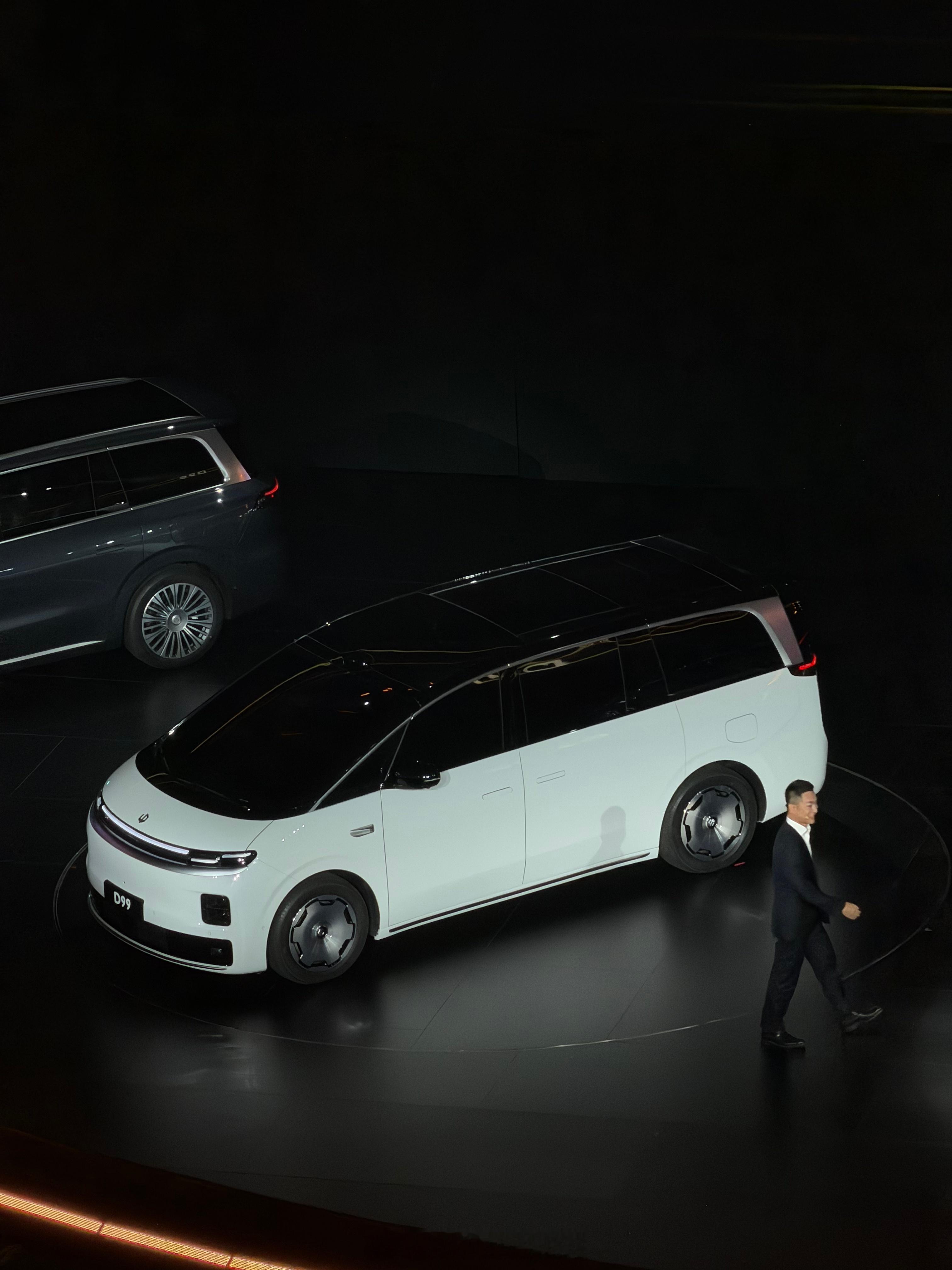 零跑D99 MPV，纯电增程全都有，和D19一样增程版车型纯电续航500+零跑D