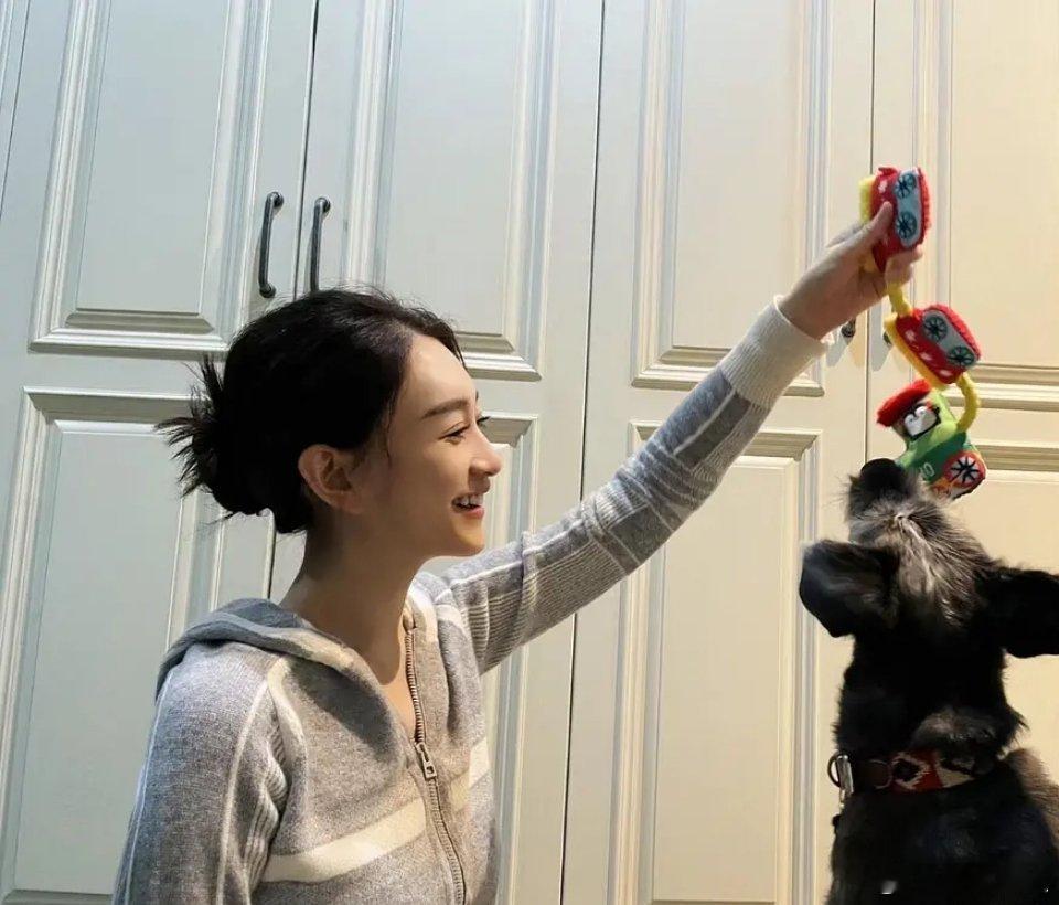 李小冉晒粉丝送的老鼠干李小冉晒粉丝通过谢娜送的礼物从“快乐大本营”到“老鼠干代购