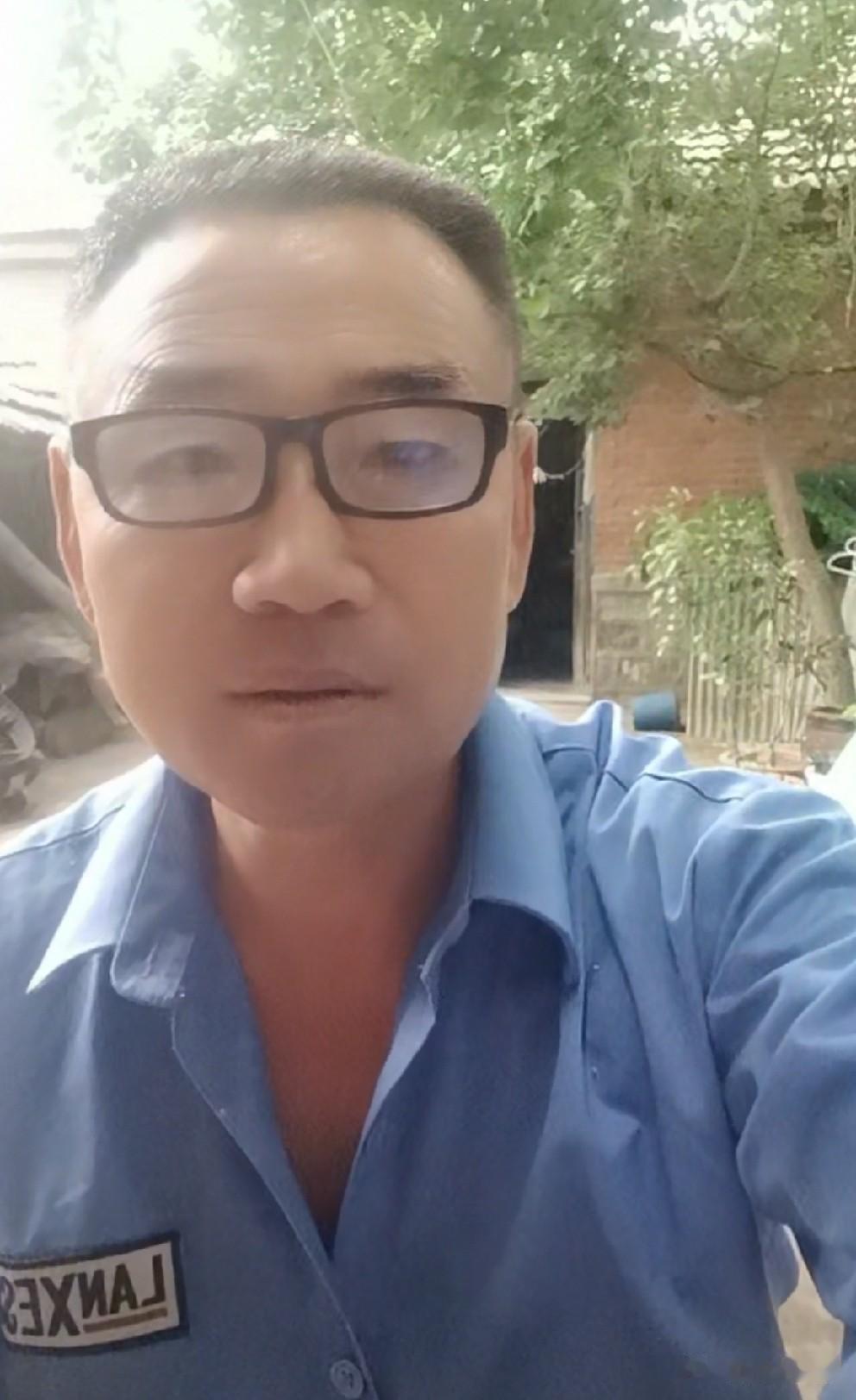 王冠冠爸爸现在是幸福的。在山东老家，清晨的小院里，鸟鸣声阵阵，他悠闲地坐在树下，