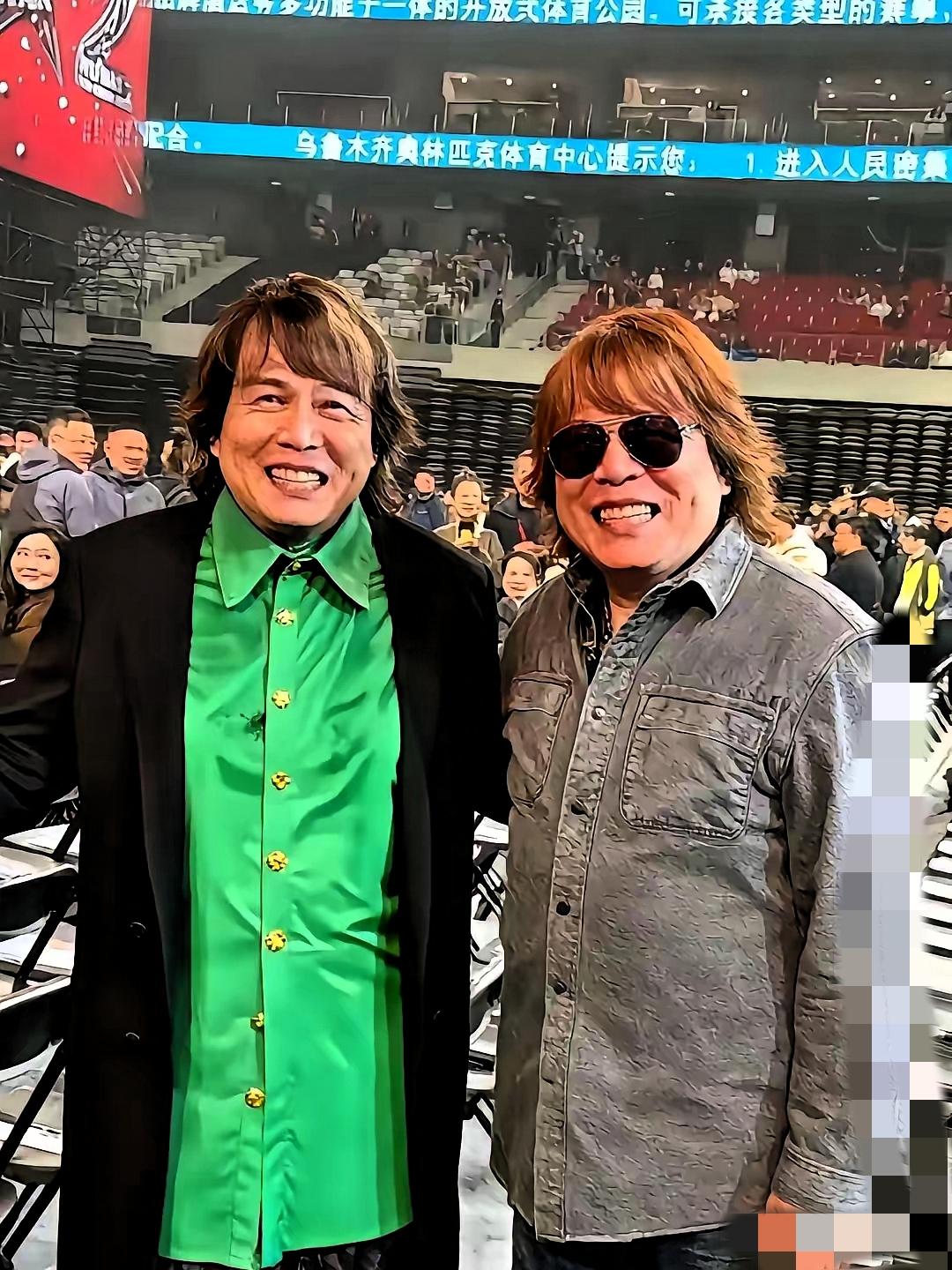 伍佰新疆演唱会这波操作，真把人看懵了！

本来以为就是常规开唱，没成想台下冒出个