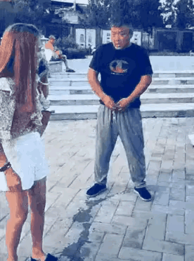 公共场所 ，这男的在女的后面系裤带不好吧 ，心里不健康！！