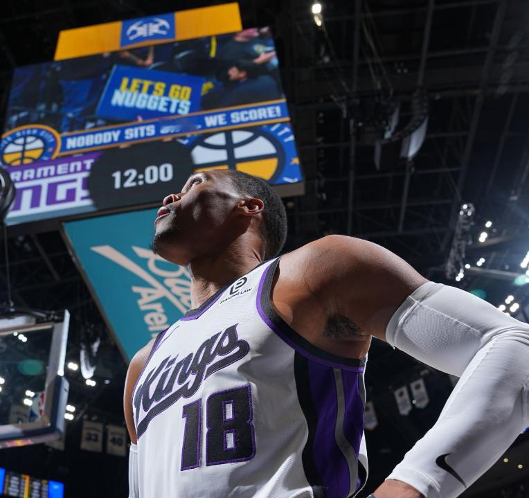 半场结束，国王61：65掘金，威少6分2板7助1断，继续加油