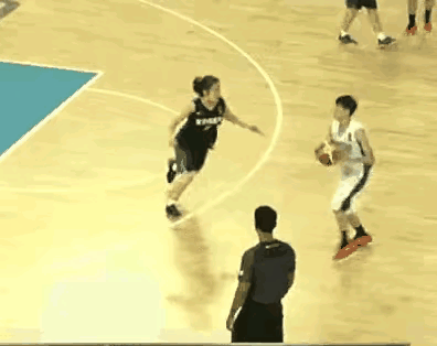 抢不到球，就顺手来一下吧
打球打不过
咱就打人