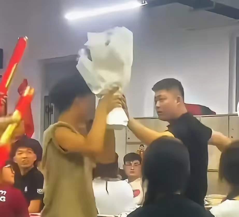 这是一位初中的学生一直都在用力的推搡老师，把老师的眼镜都弄在地上去了。全程老师都