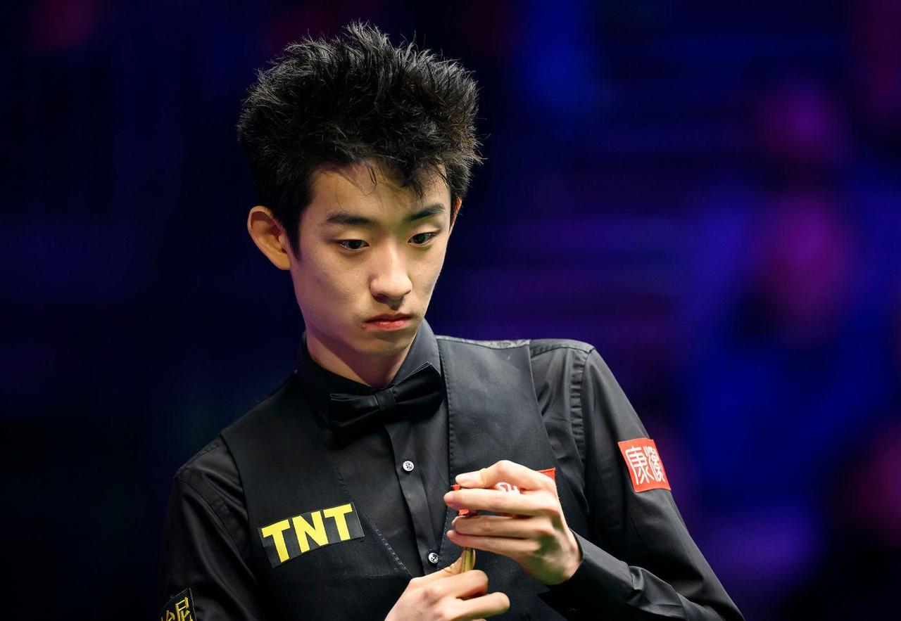 看不看都是6-2，所不同的是开局三连鞭还是四连鞭，当斯诺克大师赛的球台灯光亮起时