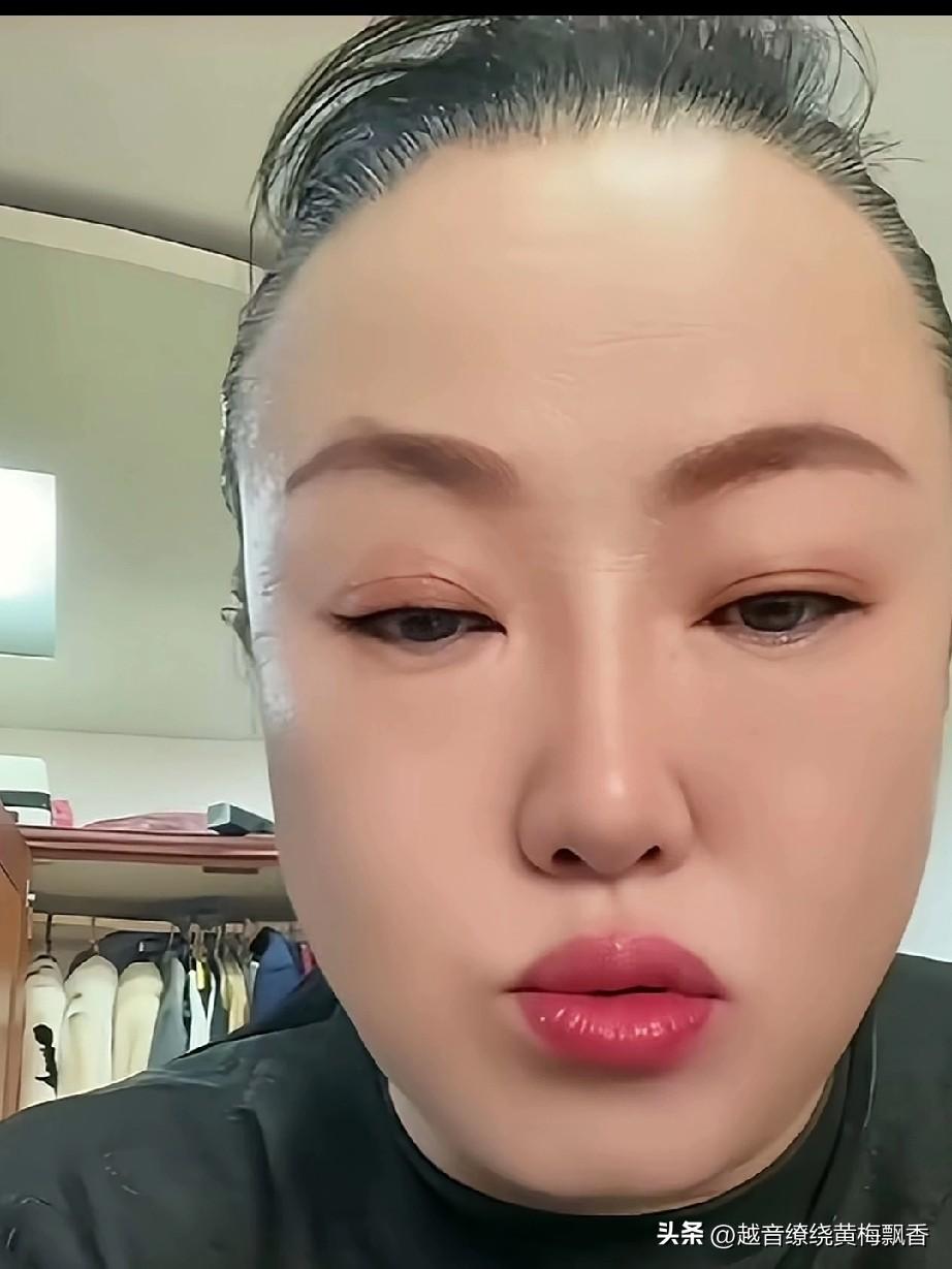 孙立荣的直播间里有粉丝说：“看到你的面相就想吐，听到你的声音都恶心”。孙立荣笑着