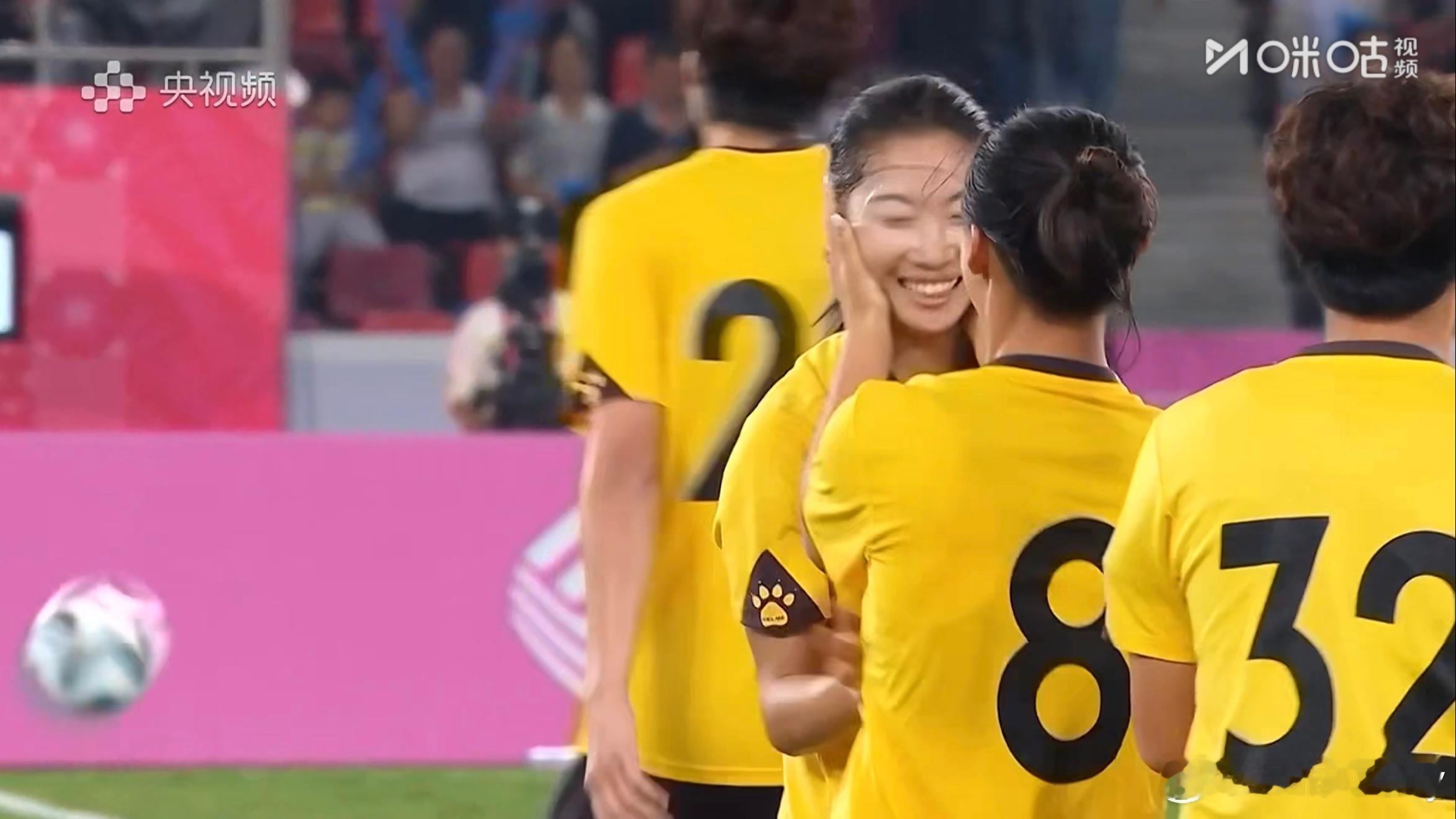 此时此刻想对每一位拼搏在绿茵场的姑娘们说：休言女子非英物，你们，本就光芒万丈！最