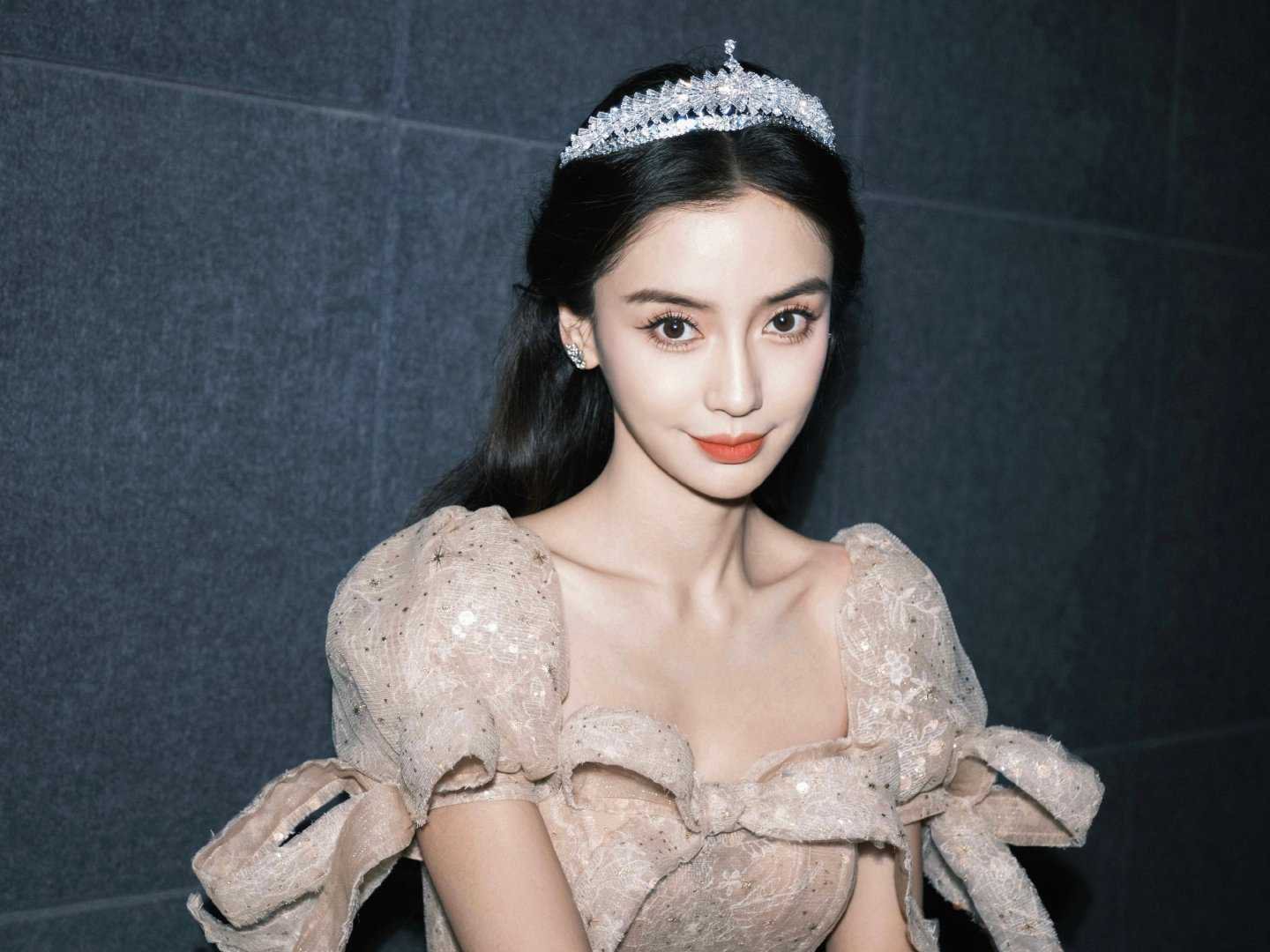 angelababy angelababy “我沿着星河捡着你遗落在月亮旁的浪漫