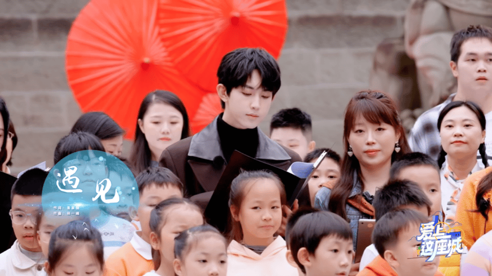 6位艺人百位素人组合把我唱哭了 在综艺的舞台上，很久都没邂逅过这般直击心灵的震撼