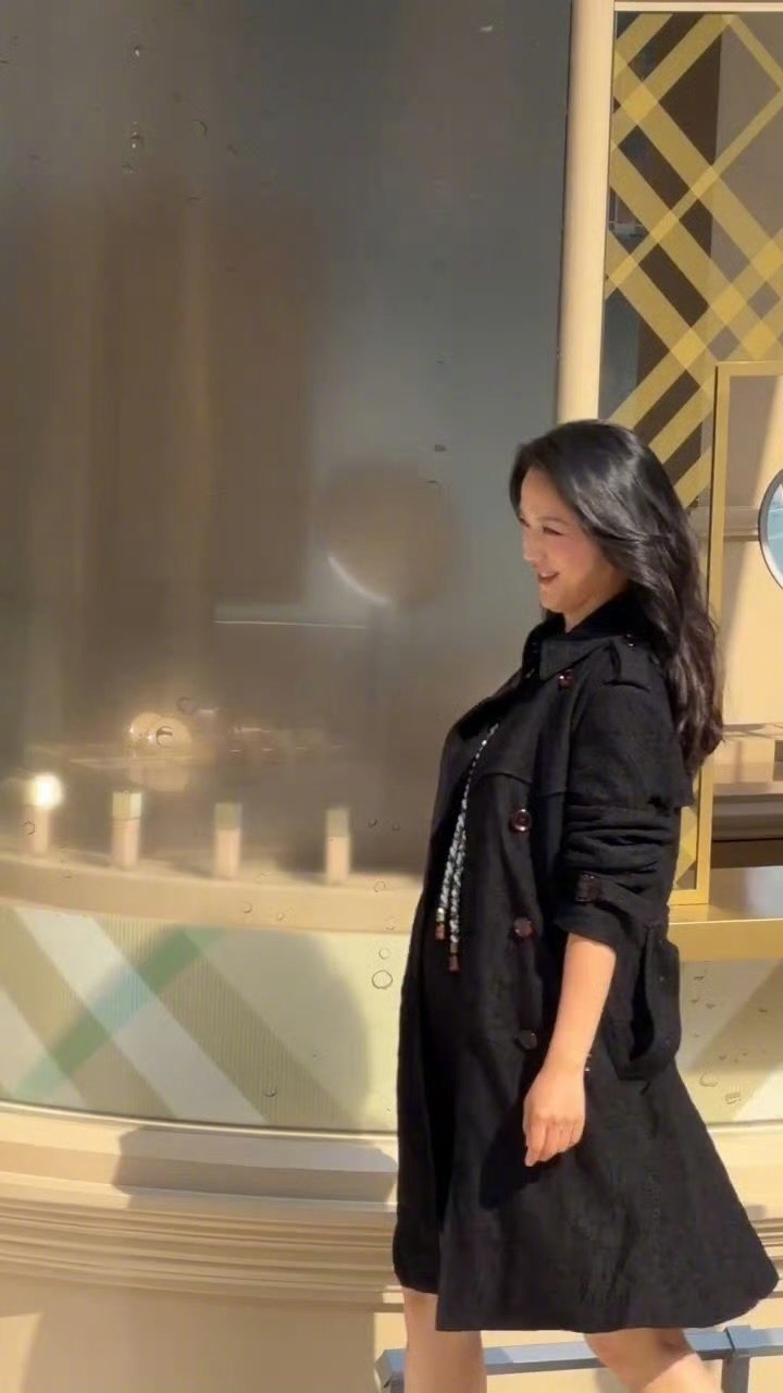 疑似汤唯怀二胎 汤唯的状态好得很自然，皮肤水润有光泽，素颜也很能打，气质清冷又温