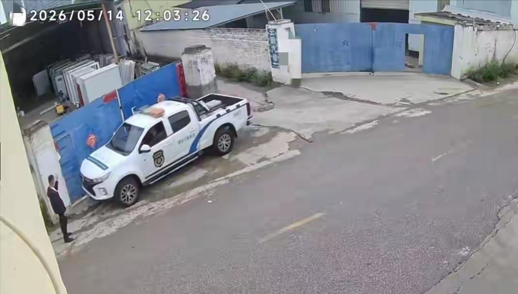 “离谱至极！”据新派新闻 5 月 27 日报道，西安一家简易厕所加工厂遭人口头勒