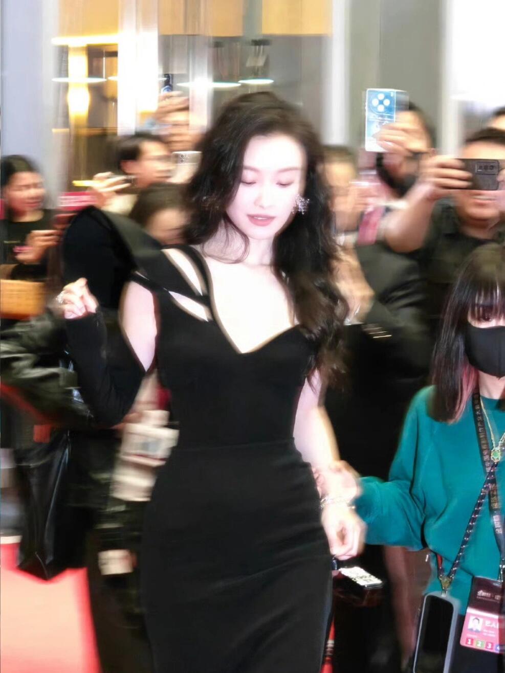 宋佳和倪妮说了什么悄悄话倪妮不一定斩男但一定斩女 好奇宋佳到底和倪妮说了什么！倪