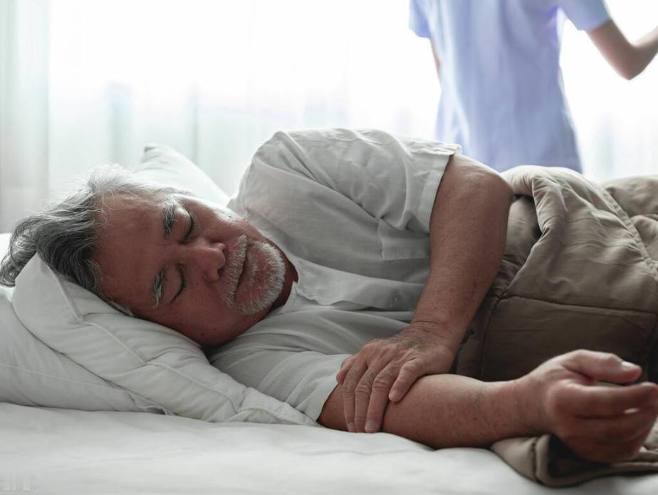 别再被8小时睡眠论忽悠了！55岁以后，最佳的睡眠时长是多少？

