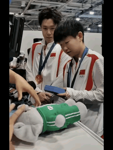看莎莎反映速度有多快
手里研究着盒子
眼睛环顾着四周看红色和绿色小象
脑子想着要