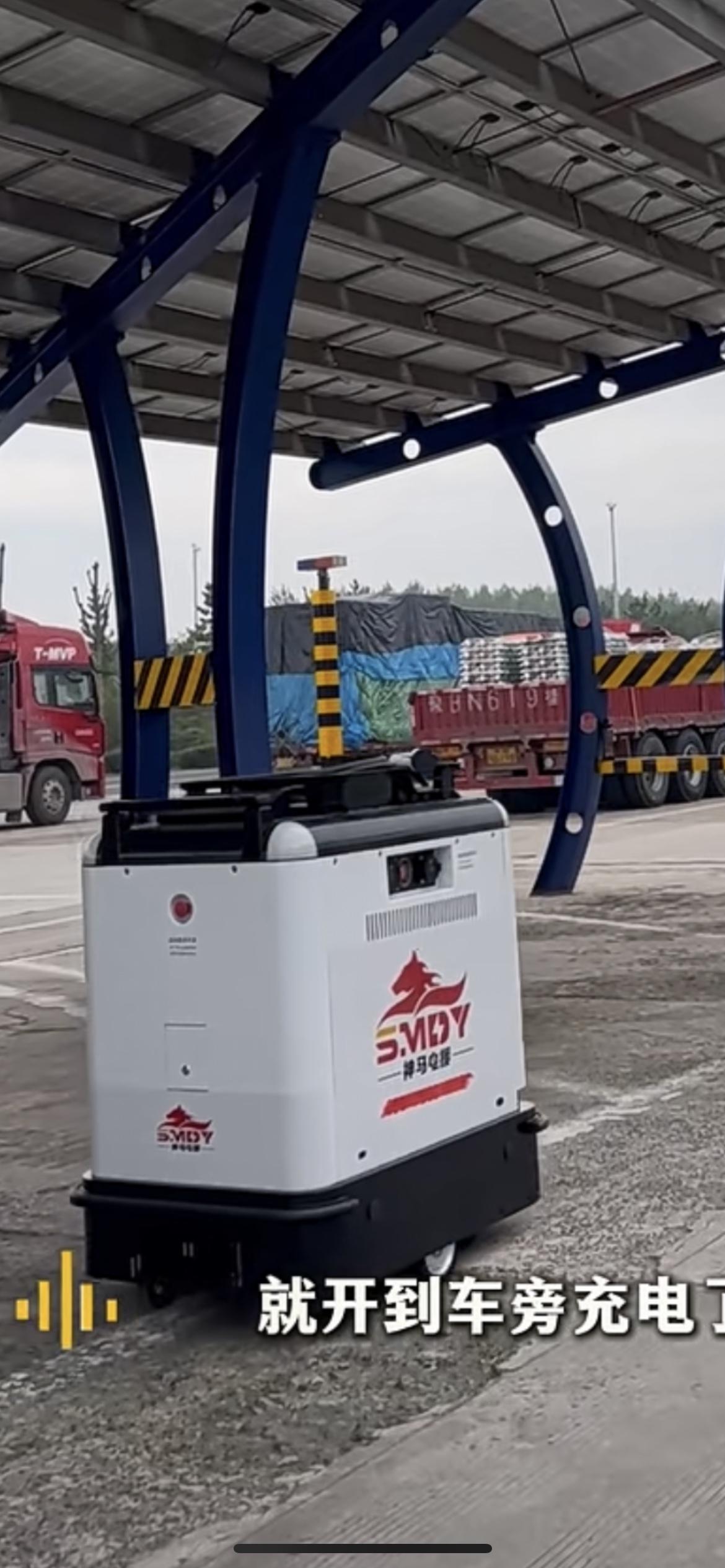 元旦高速服务区“电车充电宝”，相比于固定桩方便，吸引大批车主使用，车主：充电桩根