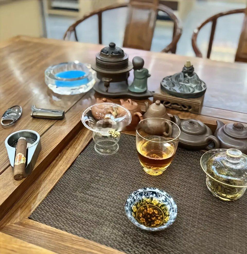 黄金 这局势就要卡好做，不然容易被套，没有机会就喝杯茶休息一下。 