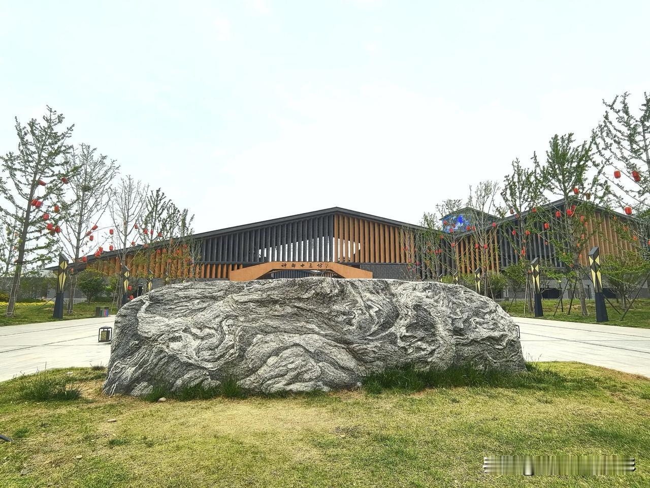 河南洛阳新增文化地标神都十三坊，先睹为快

在洛阳市洛龙区龙门大道与古城路交叉口