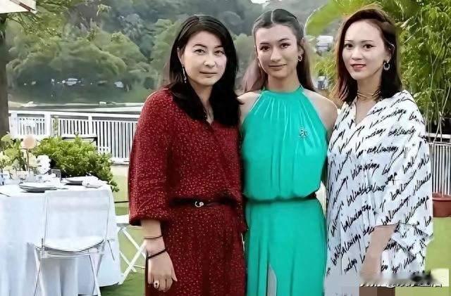 豪门儿媳不用斗？霍家三儿媳罕见同框，郭晶晶一身平价裙赢了