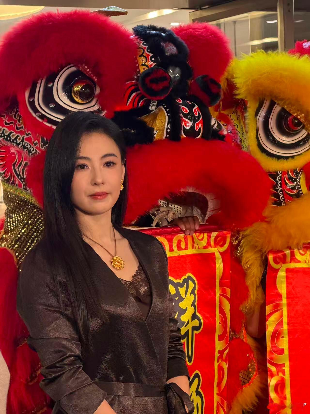 第二眼才看到张柏芝戴了黄金 新中式黑套装+黑长直已经够绝了，结果仔细一看还有黄金