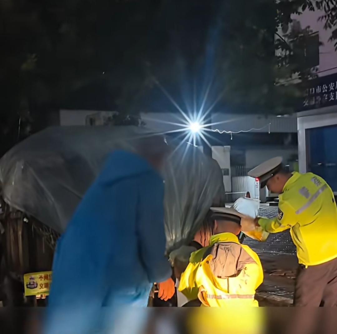 河南周口一场瓢泼大雨过后，路面湿滑，一位卖瓜老人的西瓜滞销，焦急万分。执勤交警在