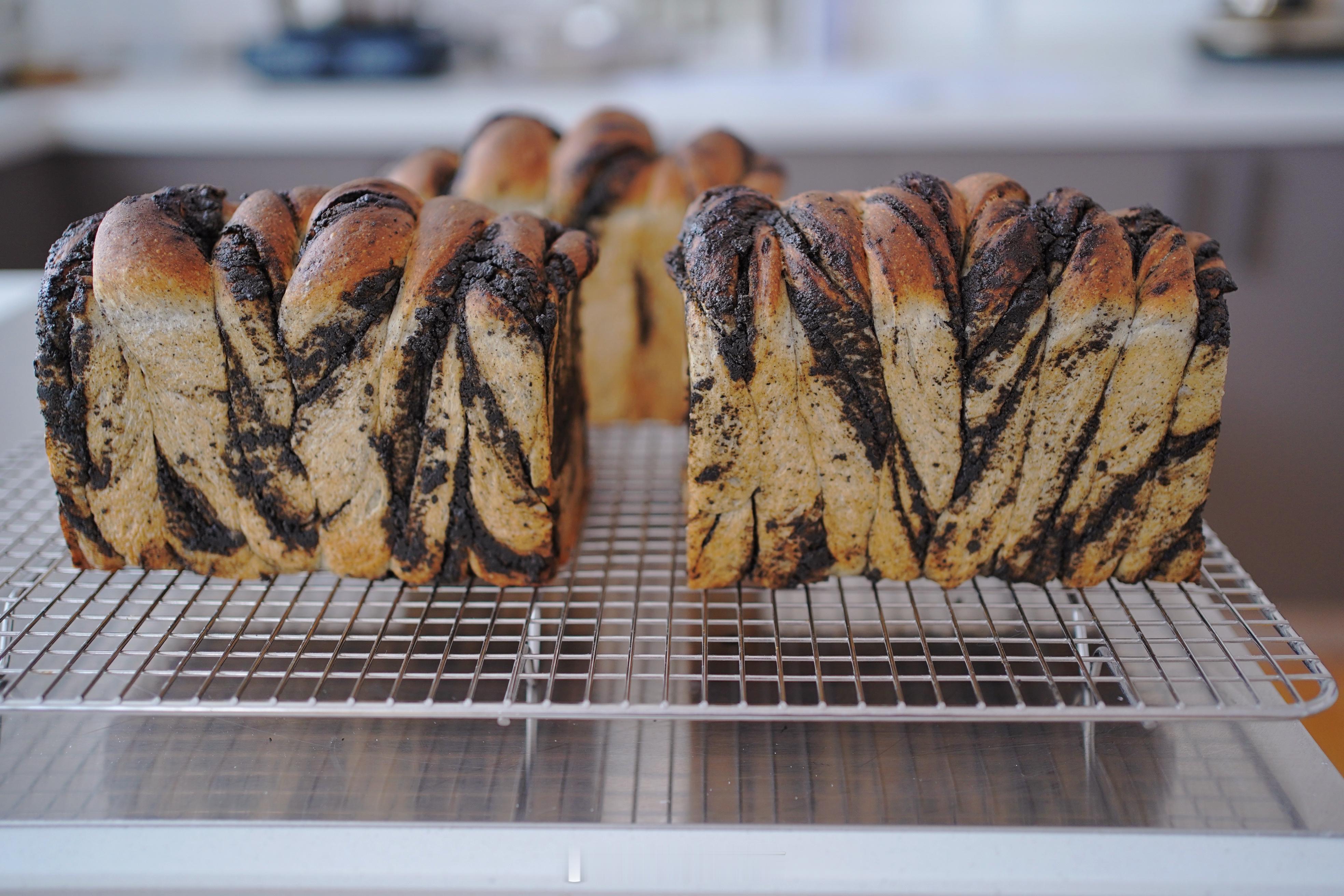 试品中的黑芝麻吐司，这一回依然是椰子油版的，后面我会试黄油版的。留言里，揪两个铁