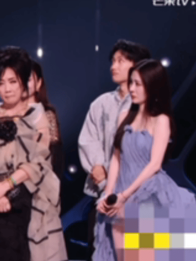 张碧晨哭得好美歌手2026 她一个人缩在角落掉眼泪，安安静静的，不吵不闹，就是让