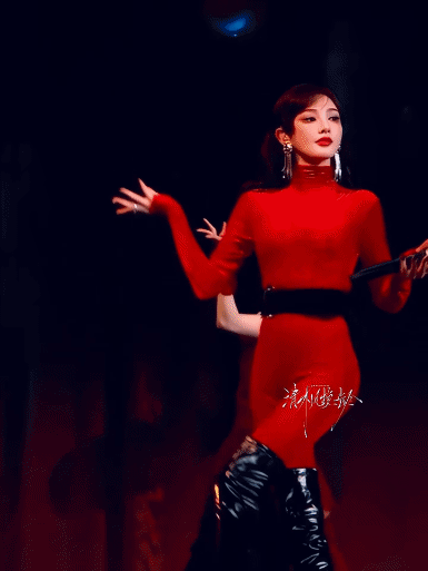 彭小苒也太敢穿了吧彭小苒穿红色也太绝了，直接美到我心里。 