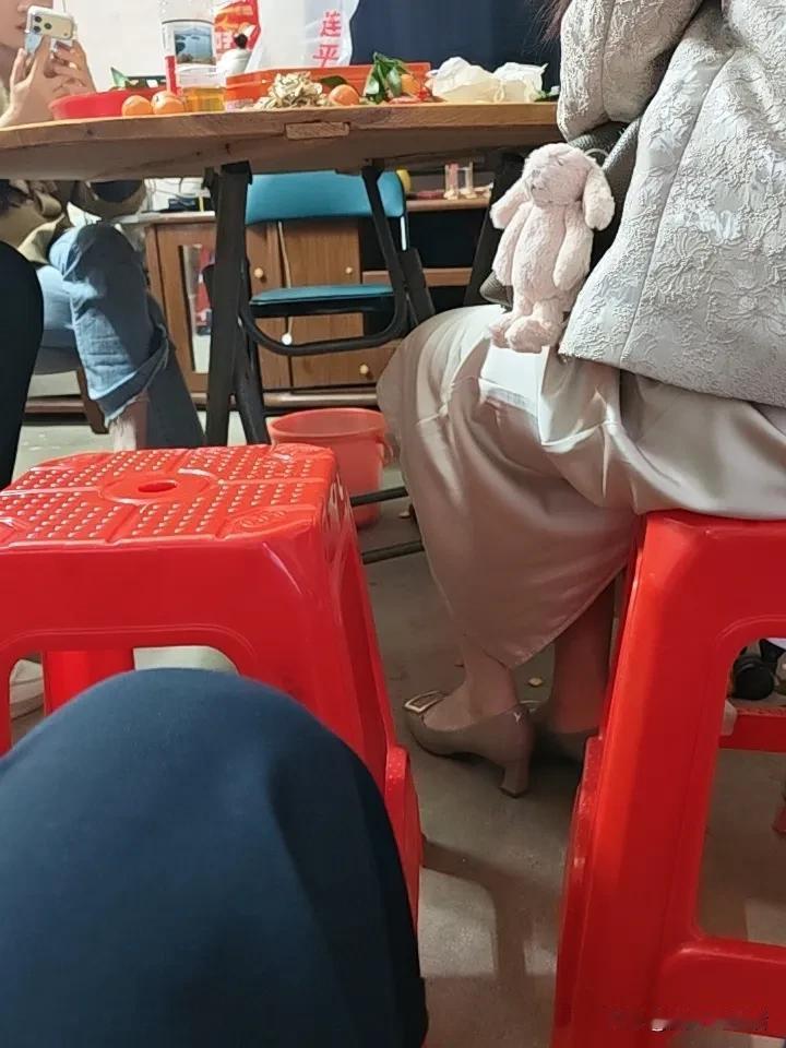 晒晒我家年夜饭窗外的烟花在夜空炸开时，餐桌上的清蒸鲈鱼正冒着热气。奶奶夹了块红烧