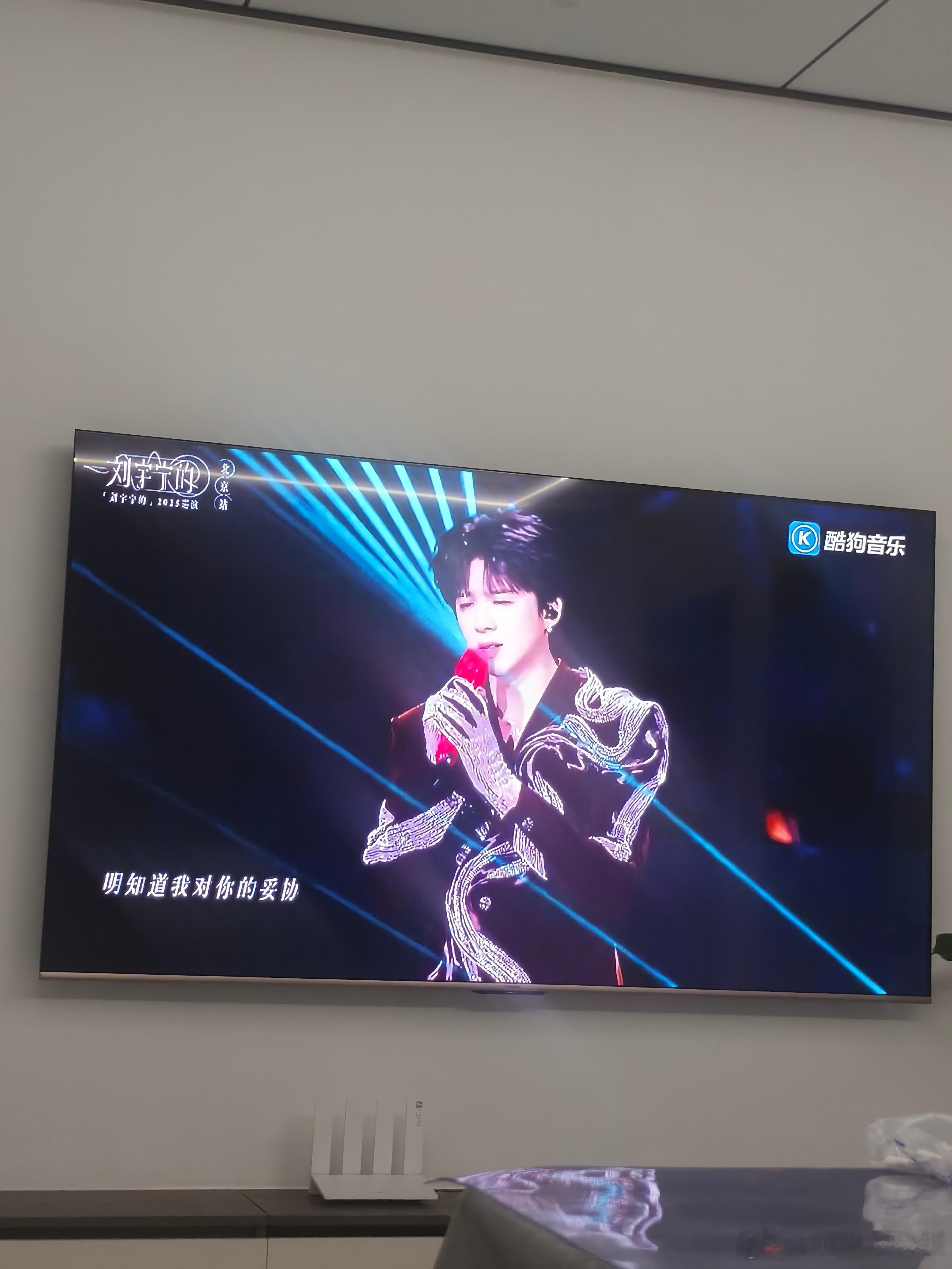 摩登兄弟 今晚的快乐就是任电视随机播放着你的歌，一首接一首，听爽了，这个点还不想