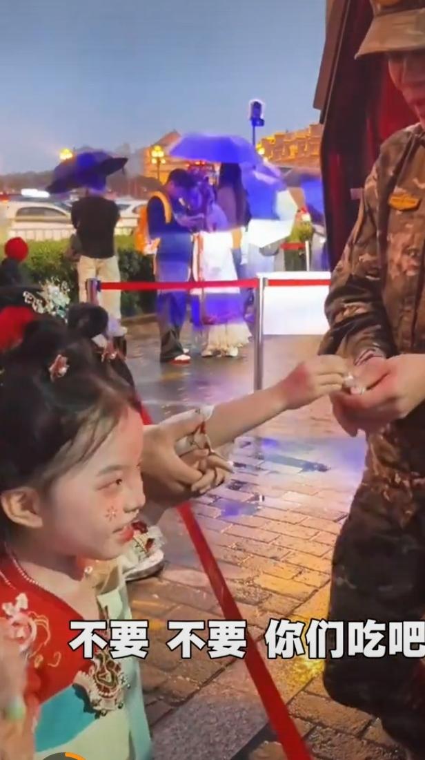 被这对双胞胎萌娃暖到了！俩小家伙拉着爸爸去给执勤武警送糖果。想象一下那画面，软萌