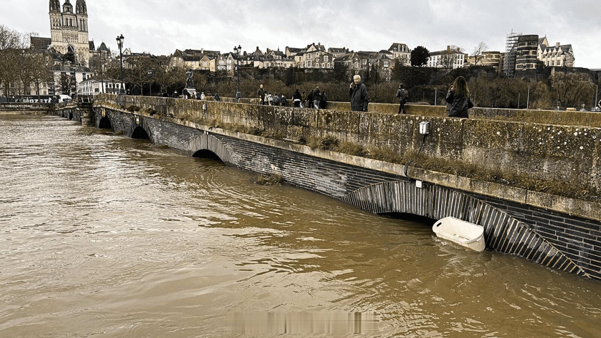 海外新鲜事 法国洪水： 在西部城市昂热 ，自1995年以来，城市首次主动淹没沿河