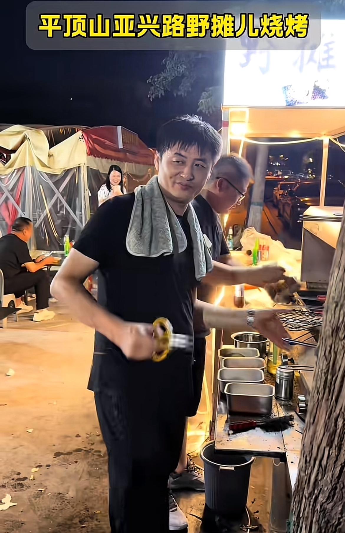 这个长相酷似张雪峰的人，到底是什么来头，看着既普通又不普通，而且举手投足都有张雪
