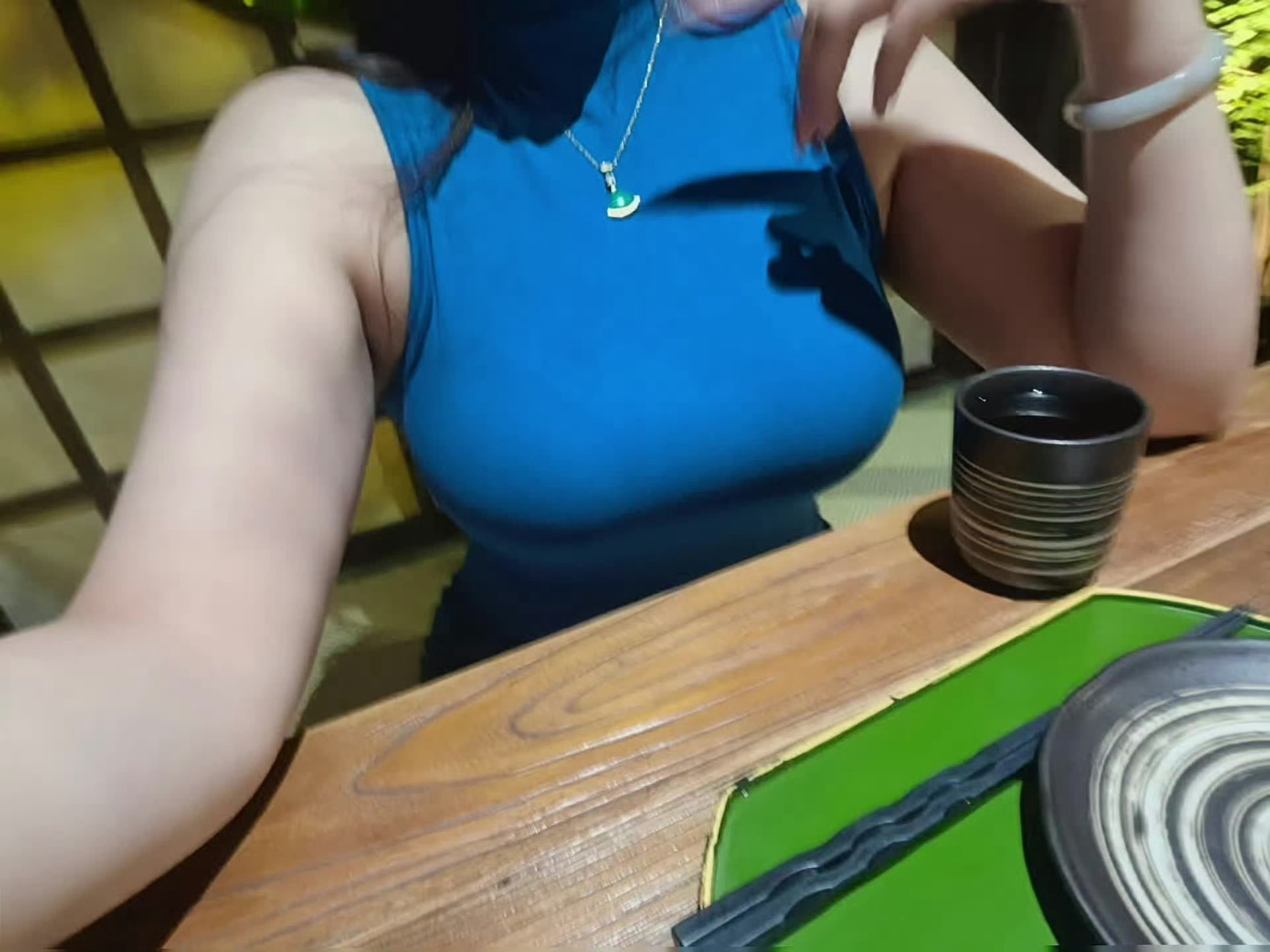 牛低头是为了吃草，人低头是为了赚钱。别嫌弃赚钱时的狼狈和辛苦，当你上了生活的战场