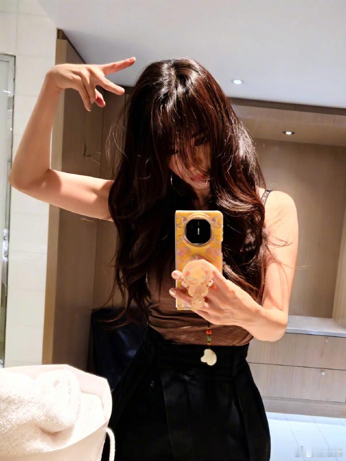 杨幂回家啦对镜比耶自拍 ​​​杨幂回家啦对镜自拍 杨幂的自拍美到让人移不开眼，她