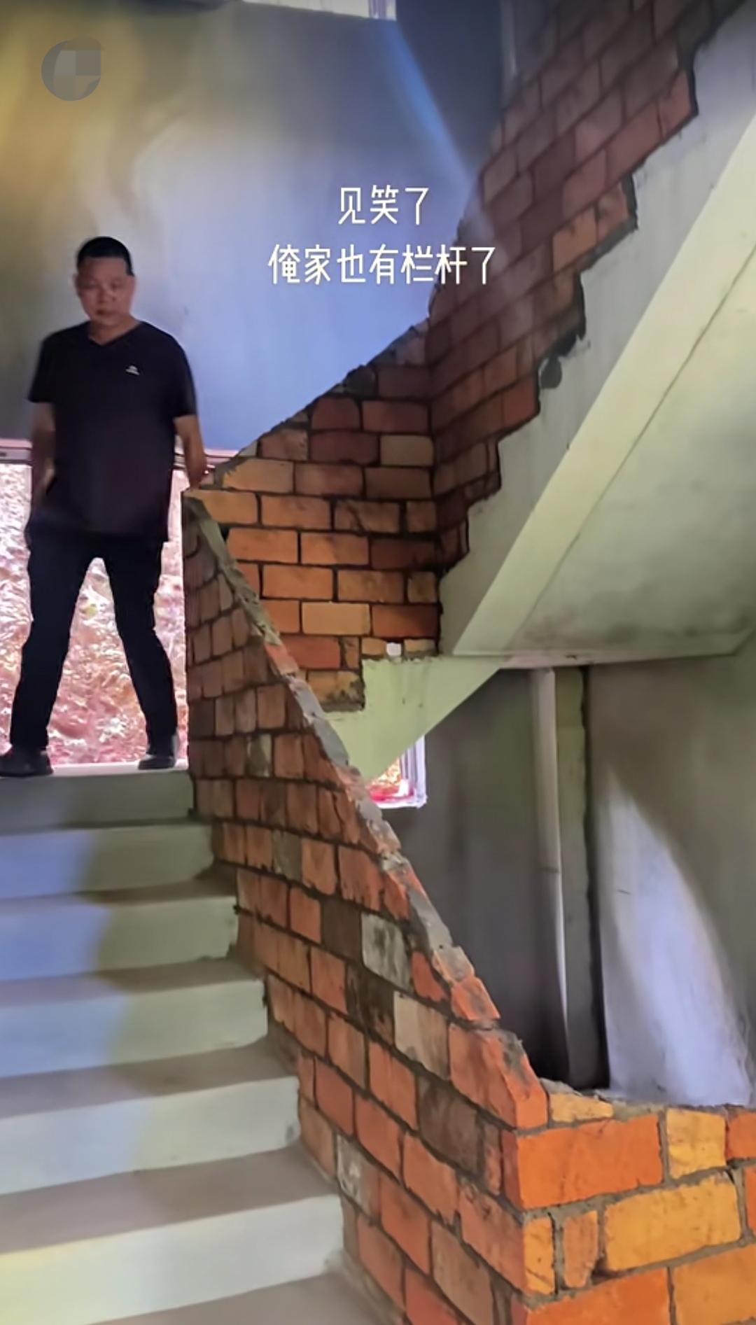 楼梯扶手采用单砖砌成，转角处和上面都不见有钢筋加固。如此纯粹用红砖打造的扶手，我