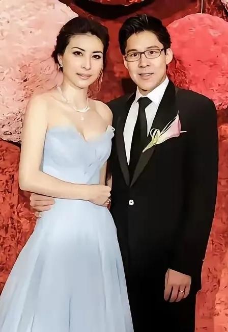 这下好了，
不仅香港，
就连全国人民都知道了，郭晶晶的婚姻真的远不止般配二字！