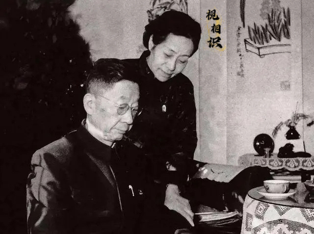60年代，老舍与妻子胡絜青的合影，两人结婚多年，婚后生育了三个子女，也经历过了许...