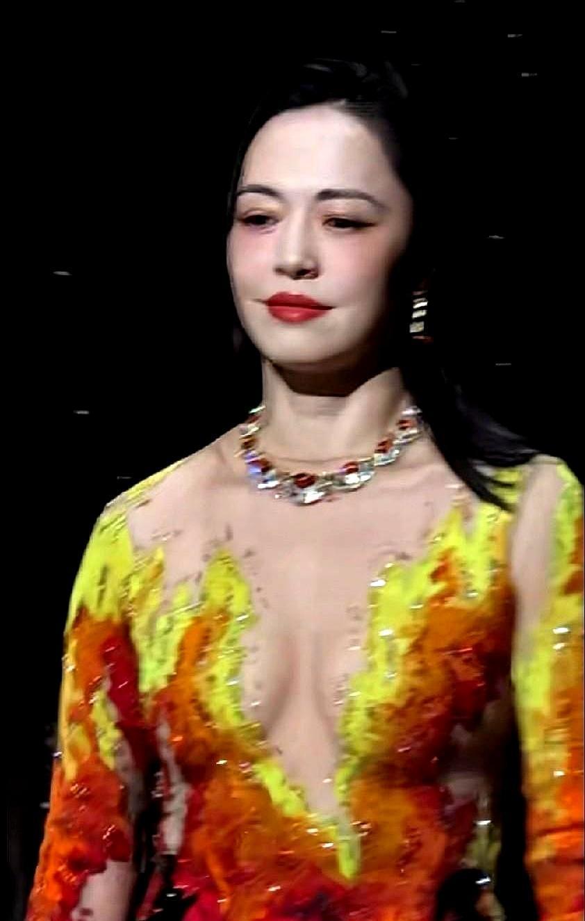 戛纳红毯上，工作人员塞给你一块黑布：要么披上，要么滚蛋。
过去深V开到肚脐眼，闪