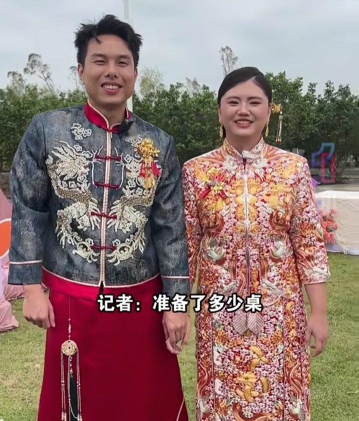 肥娟夫妇
今天结婚了
一共准备了35桌酒席
其中网友粉丝们
就占了十几桌
记者数