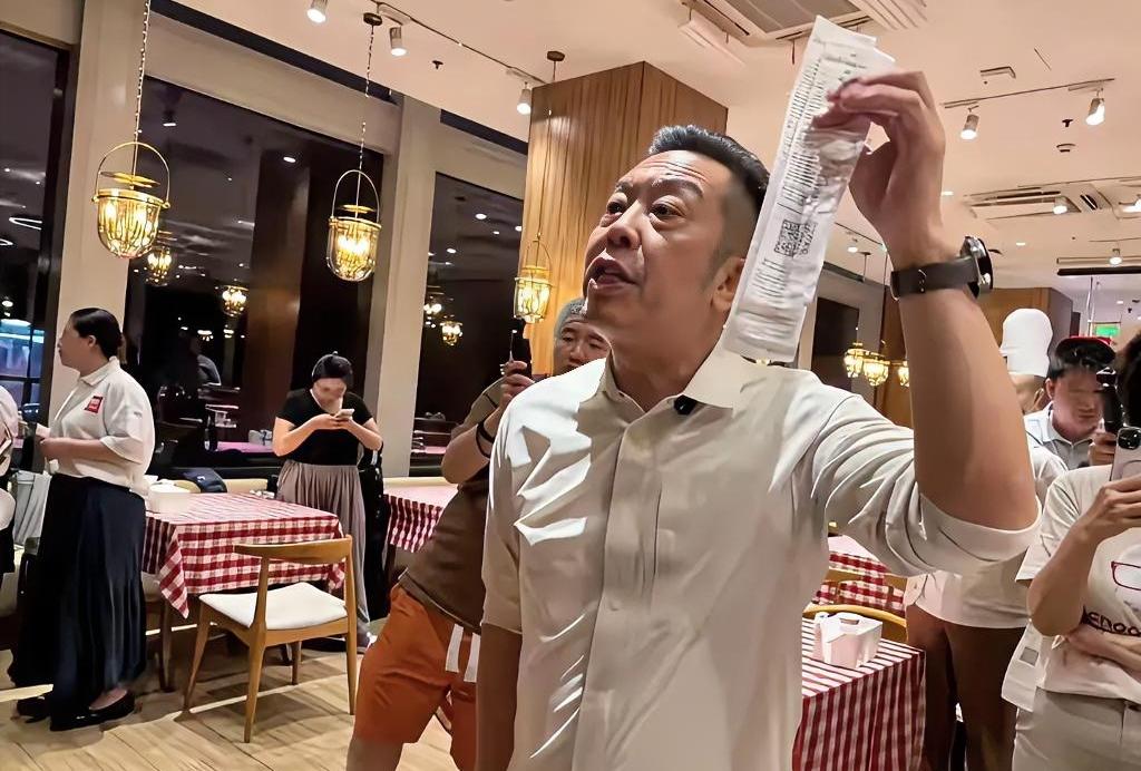 罗永浩炮轰西贝是预制菜，西贝老板应对失误可能要全军覆没？
    罗永浩不愧为罗