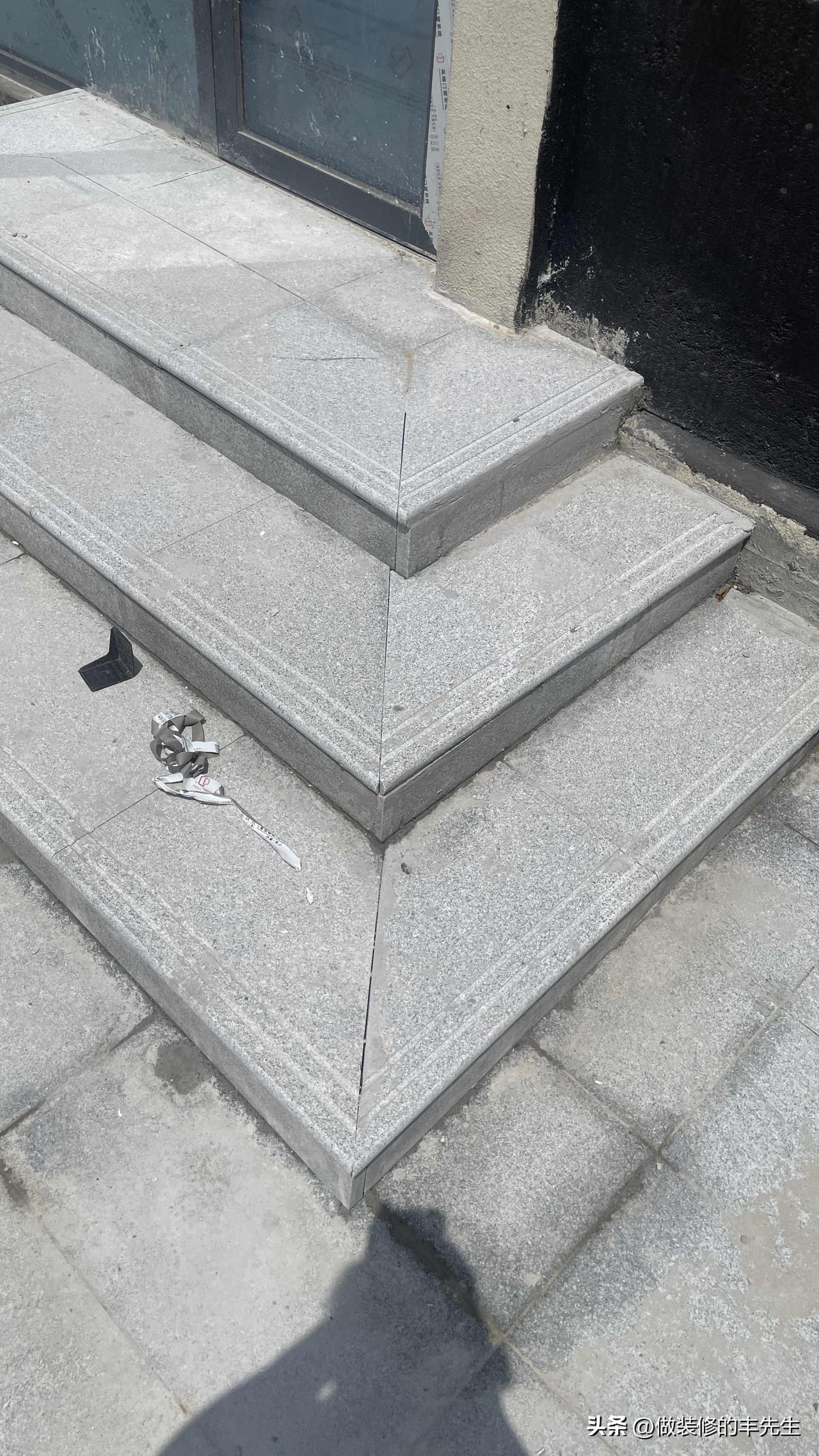 下班了来看一下师傅粘好的石材台阶，这个活怎么能干成这个样子呢？         