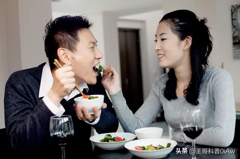 别信什么近水楼台先得月的鬼话，乱吃窝边草基本等于给自己埋雷，炸的时候连渣都剩不下