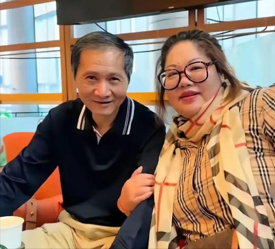 上海一女股民看了“股神”爷叔视频后，竟把自己500万房子给卖了，投入到股市全仓中