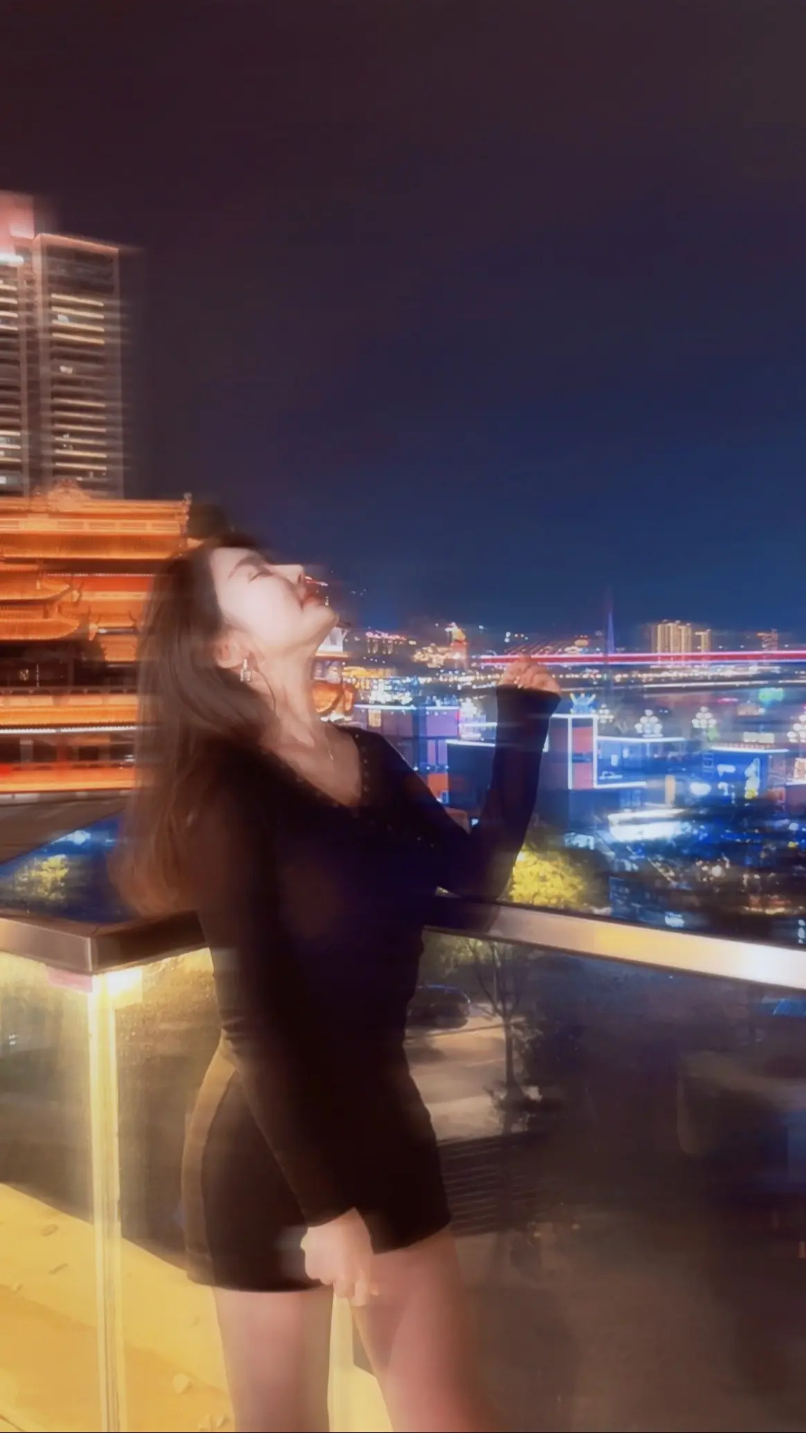 华灯起，车声响。