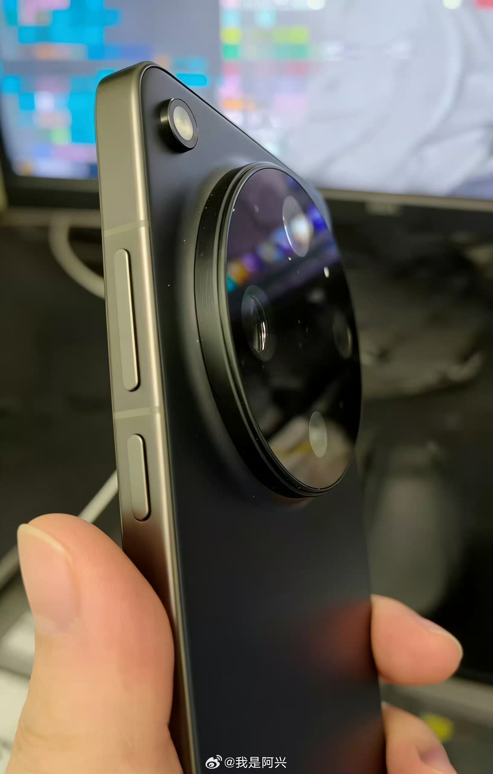 下午我给泄露的这张OPPO Find X9 Ultra的真机图片，也改一下闪光灯