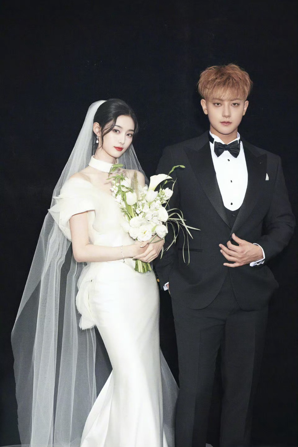 黄子韬徐艺洋婚纱照 全是右脸 确实是呀，不过两人之前就说过他们的右脸好看，不得不