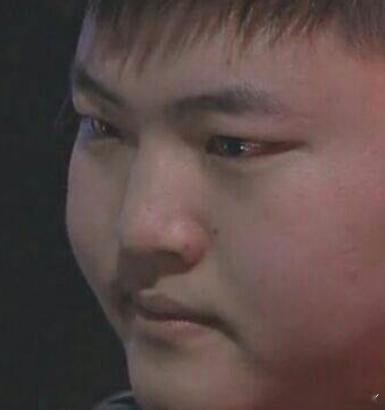 孙亚龙被Uzi打退役了，这么说来fofo比较坚强啊，从EDG出来也没有退役孙亚龙